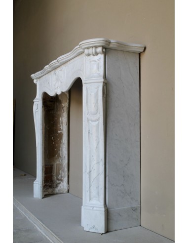 Camino antico barocco in marmo Bianco Carrara arricchito dalla scultura di una conchiglia al centro e riccioli sui capitelli.