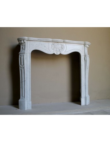 Camino antico barocco in marmo Bianco Carrara arricchito dalla scultura di una conchiglia al centro e riccioli sui capitelli.