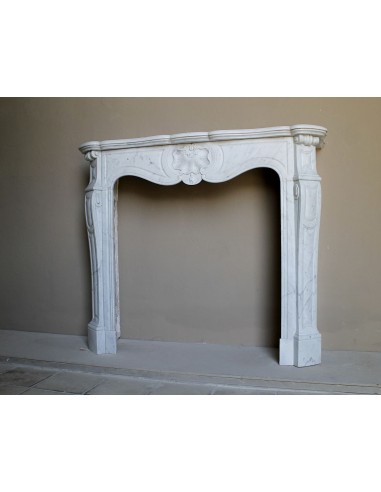 Camino antico barocco in marmo Bianco Carrara arricchito dalla scultura di una conchiglia al centro e riccioli sui capitelli.