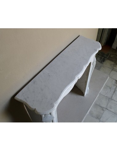 Camino antico barocco in marmo Bianco Carrara arricchito dalla scultura di una conchiglia al centro e riccioli sui capitelli.