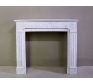 Camino antico neoclassico scolpito in marmo bianco Carrara dalle linee sobrie ed eleganti proposto in offerta a prezzo scontato.