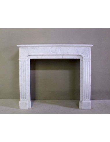 Camino antico neoclassico scolpito in marmo bianco Carrara dalle linee sobrie ed eleganti proposto in offerta a prezzo scontato.