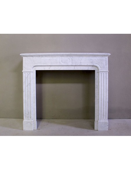 Camino antico neoclassico scolpito in marmo bianco Carrara dalle linee sobrie ed eleganti proposto in offerta a prezzo scontato.