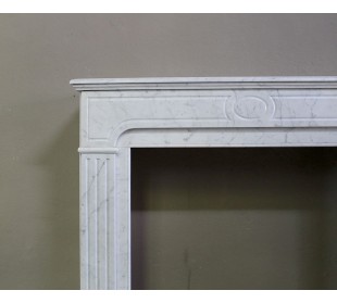 Camino antico neoclassico scolpito in marmo bianco Carrara dalle linee sobrie ed eleganti proposto in offerta a prezzo scontato. 2