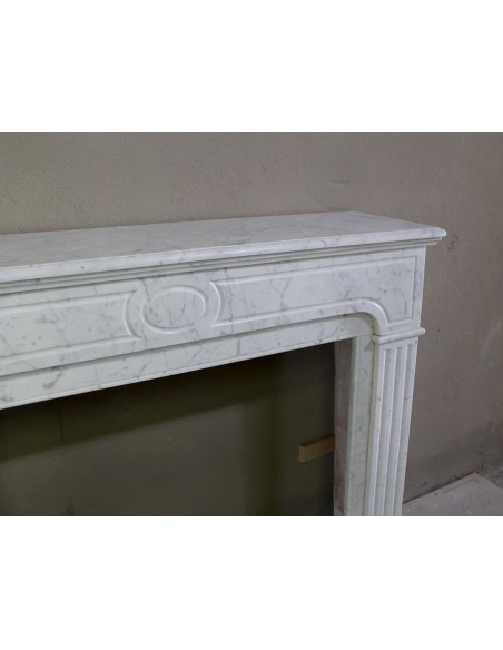 Camino antico neoclassico scolpito in marmo bianco Carrara dalle linee sobrie ed eleganti proposto in offerta a prezzo scontato.