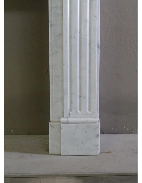 Camino antico neoclassico scolpito in marmo bianco Carrara dalle linee sobrie ed eleganti proposto in offerta a prezzo scontato.