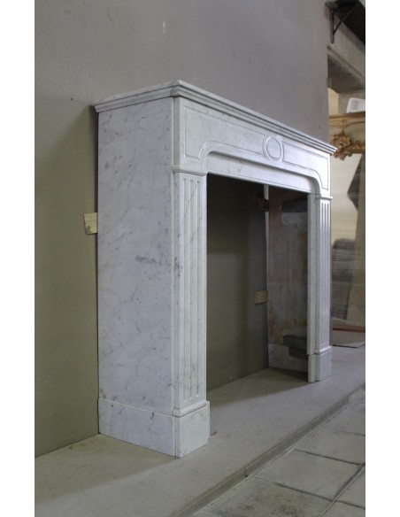 Camino antico neoclassico scolpito in marmo bianco Carrara dalle linee sobrie ed eleganti proposto in offerta a prezzo scontato.