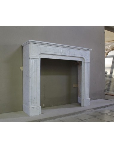 Camino antico neoclassico scolpito in marmo bianco Carrara dalle linee sobrie ed eleganti proposto in offerta a prezzo scontato.