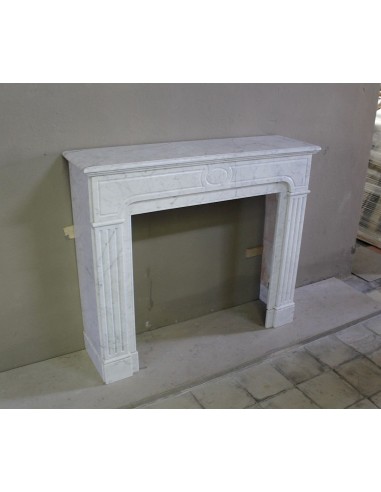 Camino antico neoclassico scolpito in marmo bianco Carrara dalle linee sobrie ed eleganti proposto in offerta a prezzo scontato.