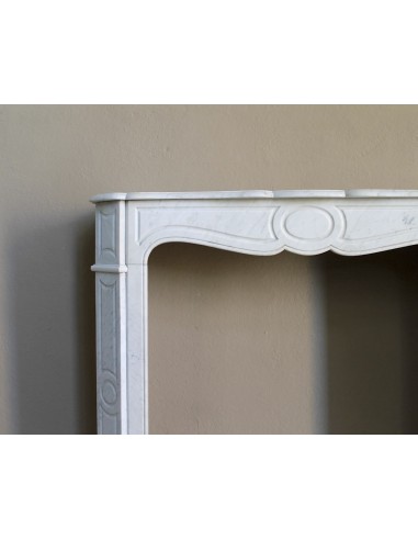 Caminetto antico in marmo Bianco Carrara detto "Pompadour Plat", dalle linee barocche, leggere, intramontabili.