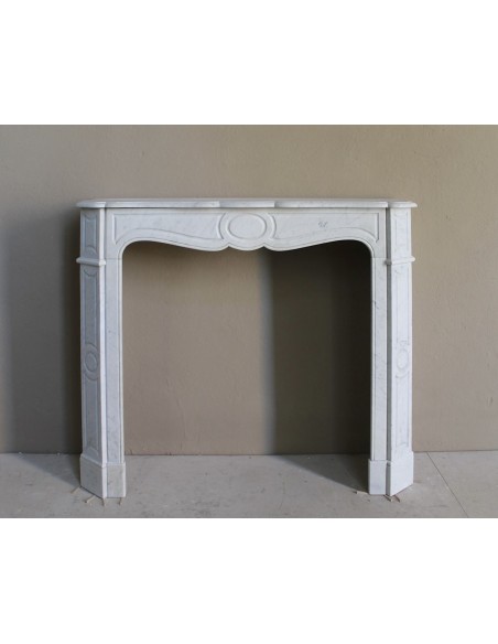 Caminetto antico in marmo Bianco Carrara detto "Pompadour Plat", dalle linee barocche, leggere, intramontabili.