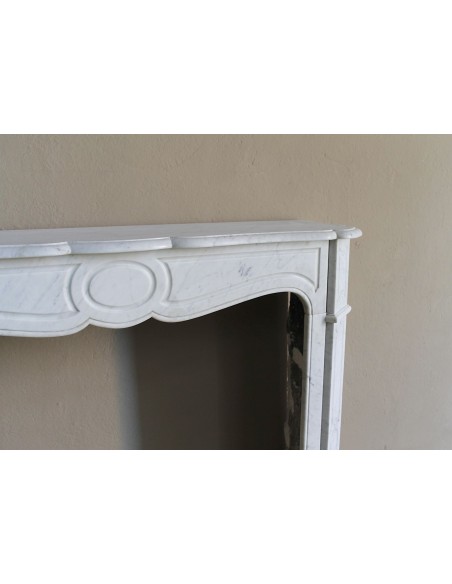 Caminetto antico in marmo Bianco Carrara detto "Pompadour Plat", dalle linee barocche, leggere, intramontabili.