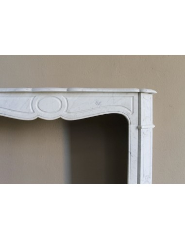 Caminetto antico in marmo Bianco Carrara detto "Pompadour Plat", dalle linee barocche, leggere, intramontabili.