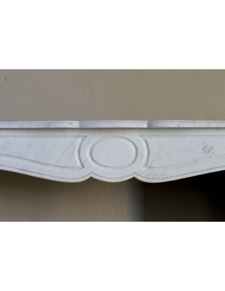 Caminetto antico in marmo Bianco Carrara detto "Pompadour Plat", dalle linee barocche, leggere, intramontabili.