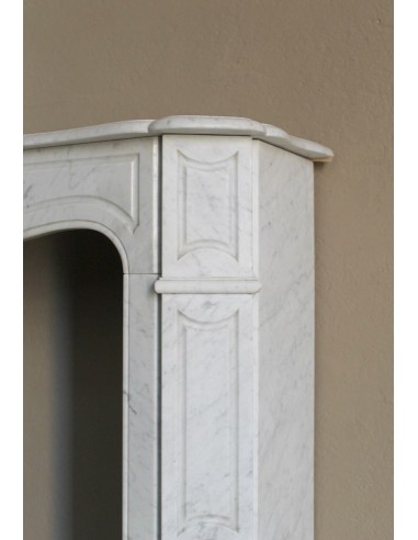 Caminetto antico in marmo Bianco Carrara detto "Pompadour Plat", dalle linee barocche, leggere, intramontabili.