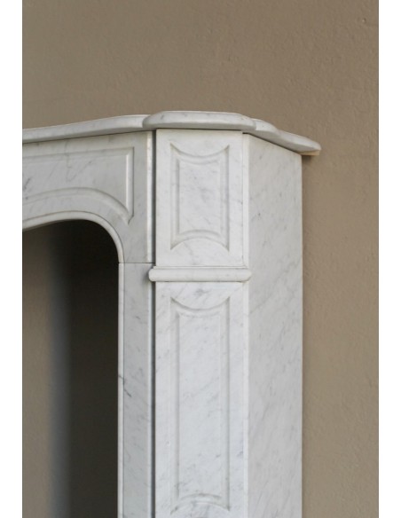 Caminetto antico in marmo Bianco Carrara detto "Pompadour Plat", dalle linee barocche, leggere, intramontabili.