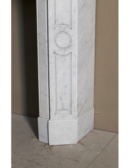 Caminetto antico in marmo Bianco Carrara detto "Pompadour Plat", dalle linee barocche, leggere, intramontabili.
