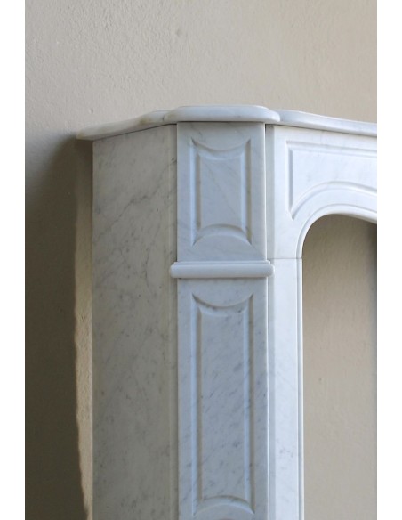 Caminetto antico in marmo Bianco Carrara detto "Pompadour Plat", dalle linee barocche, leggere, intramontabili.