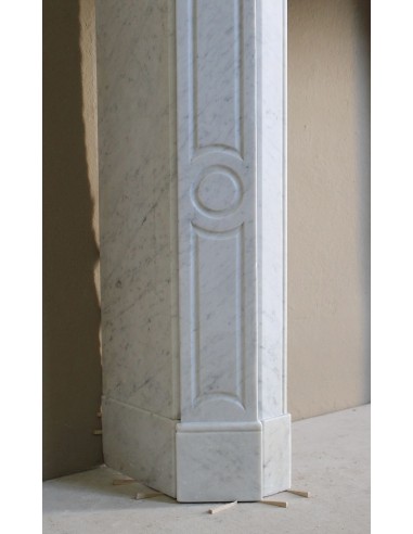 Caminetto antico in marmo Bianco Carrara detto "Pompadour Plat", dalle linee barocche, leggere, intramontabili.