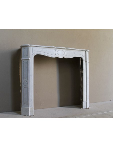 Caminetto antico in marmo Bianco Carrara detto "Pompadour Plat", dalle linee barocche, leggere, intramontabili.