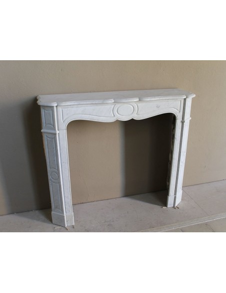 Caminetto antico in marmo Bianco Carrara detto "Pompadour Plat", dalle linee barocche, leggere, intramontabili.