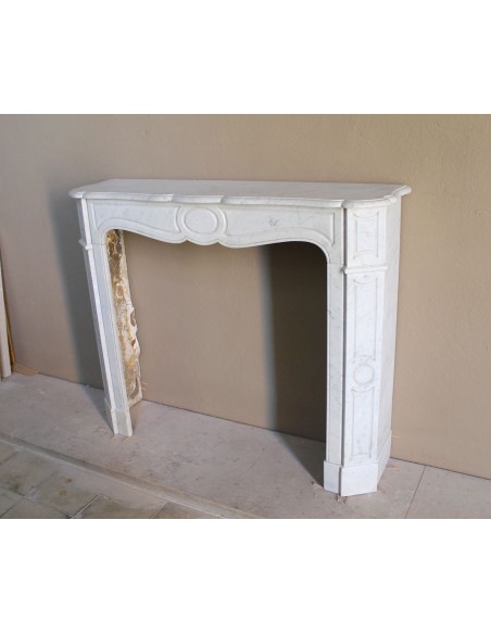 Caminetto antico in marmo Bianco Carrara detto "Pompadour Plat", dalle linee barocche, leggere, intramontabili.
