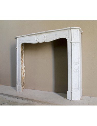 Caminetto antico in marmo Bianco Carrara detto "Pompadour Plat", dalle linee barocche, leggere, intramontabili.