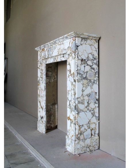 Camino antico neoclassico "Cannelure" in marmo venato Calacatta Oro dalle dimensioni compatte e rare: un gioiello in marmo.
