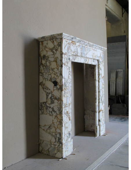 Camino antico neoclassico "Cannelure" in marmo venato Calacatta Oro dalle dimensioni compatte e rare: un gioiello in marmo.
