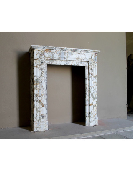 Camino antico neoclassico "Cannelure" in marmo venato Calacatta Oro dalle dimensioni compatte e rare: un gioiello in marmo.
