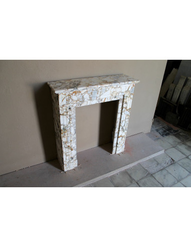 Camino antico neoclassico "Cannelure" in marmo venato Calacatta Oro dalle dimensioni compatte e rare: un gioiello in marmo.
