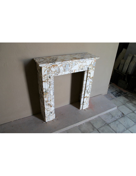 Camino antico neoclassico "Cannelure" in marmo venato Calacatta Oro dalle dimensioni compatte e rare: un gioiello in marmo.