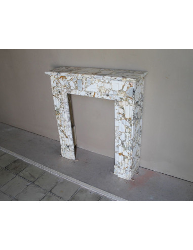 Camino antico neoclassico "Cannelure" in marmo venato Calacatta Oro dalle dimensioni compatte e rare: un gioiello in marmo.
