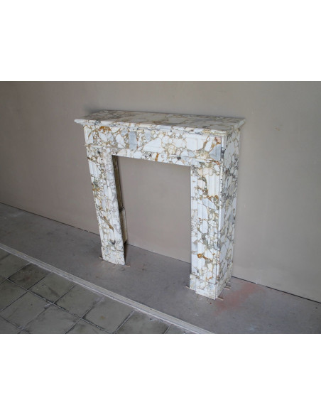 Camino antico neoclassico "Cannelure" in marmo venato Calacatta Oro dalle dimensioni compatte e rare: un gioiello in marmo.