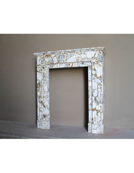 Camino antico neoclassico "Cannelure" in marmo venato Calacatta Oro dalle dimensioni compatte e rare: un gioiello in marmo.