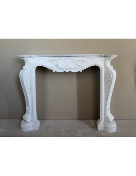 Camino antico barocco “Fiorentino”, finemente scolpito in marmo Bianco Carrara “Puro”, con ricchi decori floreali