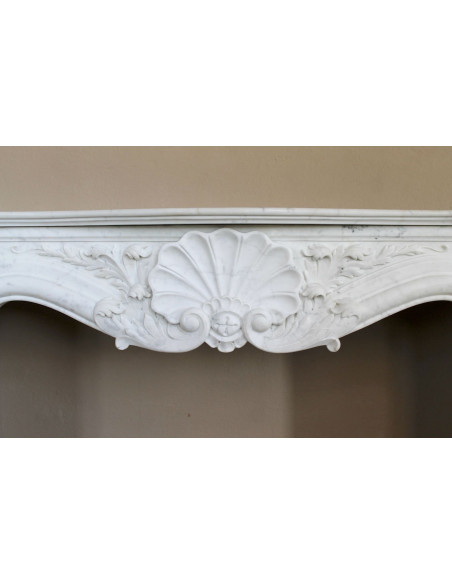 Camino antico barocco “Fiorentino”, finemente scolpito in marmo Bianco Carrara “Puro”, con ricchi decori floreali