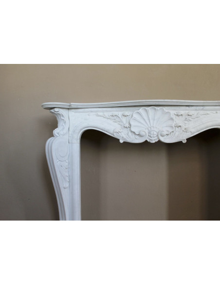 Camino antico barocco “Fiorentino”, finemente scolpito in marmo Bianco Carrara “Puro”, con ricchi decori floreali