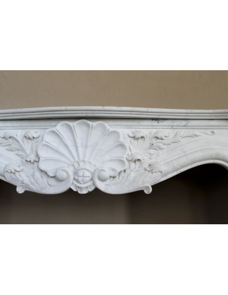 Camino antico barocco “Fiorentino”, finemente scolpito in marmo Bianco Carrara “Puro”, con ricchi decori floreali