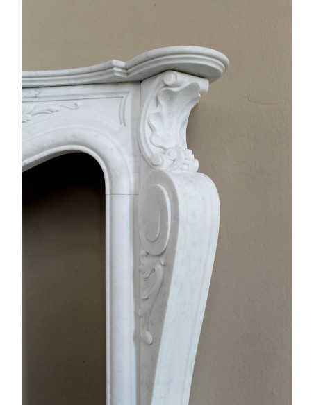 Camino antico barocco “Fiorentino”, finemente scolpito in marmo Bianco Carrara “Puro”, con ricchi decori floreali