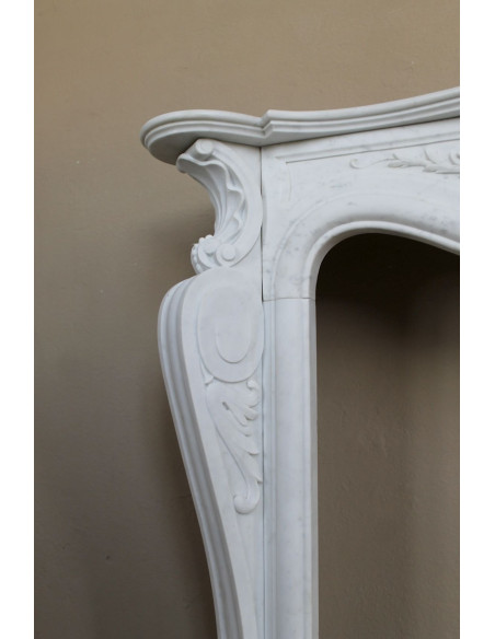 Camino antico barocco “Fiorentino”, finemente scolpito in marmo Bianco Carrara “Puro”, con ricchi decori floreali