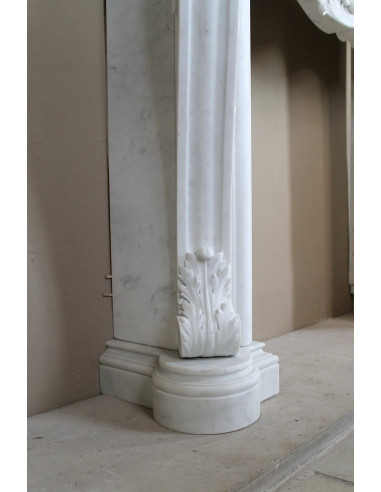 Camino antico barocco “Fiorentino”, finemente scolpito in marmo Bianco Carrara “Puro”, con ricchi decori floreali