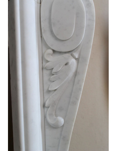 Camino antico barocco “Fiorentino”, finemente scolpito in marmo Bianco Carrara “Puro”, con ricchi decori floreali
