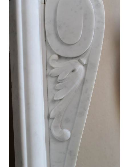 Camino antico barocco “Fiorentino”, finemente scolpito in marmo Bianco Carrara “Puro”, con ricchi decori floreali