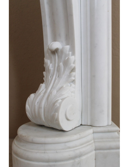 Camino antico barocco “Fiorentino”, finemente scolpito in marmo Bianco Carrara “Puro”, con ricchi decori floreali