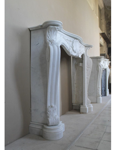 Camino antico barocco “Fiorentino”, finemente scolpito in marmo Bianco Carrara “Puro”, con ricchi decori floreali