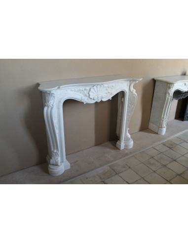 Camino antico barocco “Fiorentino”, finemente scolpito in marmo Bianco Carrara “Puro”, con ricchi decori floreali