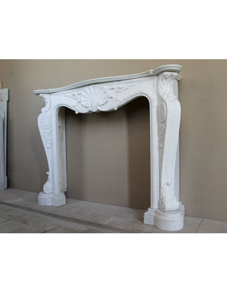 Camino antico barocco “Fiorentino”, finemente scolpito in marmo Bianco Carrara “Puro”, con ricchi decori floreali