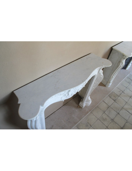 Camino antico barocco “Fiorentino”, finemente scolpito in marmo Bianco Carrara “Puro”, con ricchi decori floreali