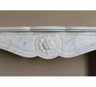Caminetto antico barocco "Pompadour" scolpito in marmo bianco Carrara recante la scultura di una rosa al centro del frontale. 2